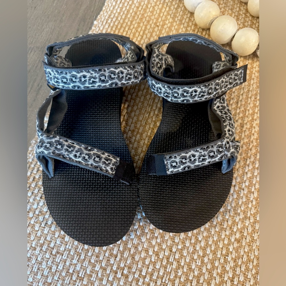 Like New Teva Midform Black and Gray Leopard Print Sandals, size 8